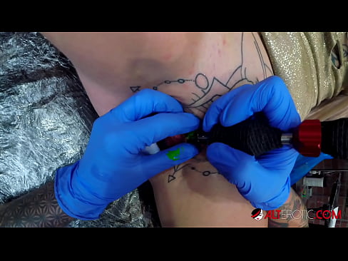 ❤️ Ekstreem tattooed hottie Sully Savage krige in tattoo op har klitoris ️❌ Superseks by wy